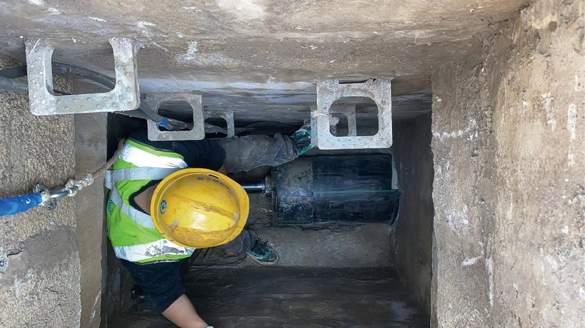 正镶白HDPE短管内衬法